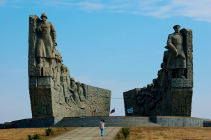 Памятник на Самбекских высотах (бывший Миус-Фронт), перед въездом в Таганрог. Открыт в 1980 году. Памятник на Самбекских высотах (бывший Миус-Фронт), перед въездом в Таганрог. Открыт в 1980 году.