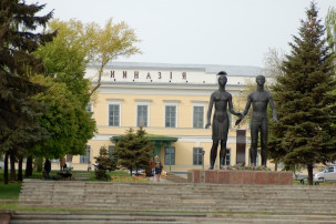 Памятник «Клятва юности» в честь героев Таганрогского подполья. Открыт 30 августа 1973 года на Спартаковском переулке перед Чеховской гимназией. Памятник «Клятва юности» в честь героев Таганрогского подполья. Открыт 30 августа 1973 года на Спартаковском переулке перед Чеховской гимназией.